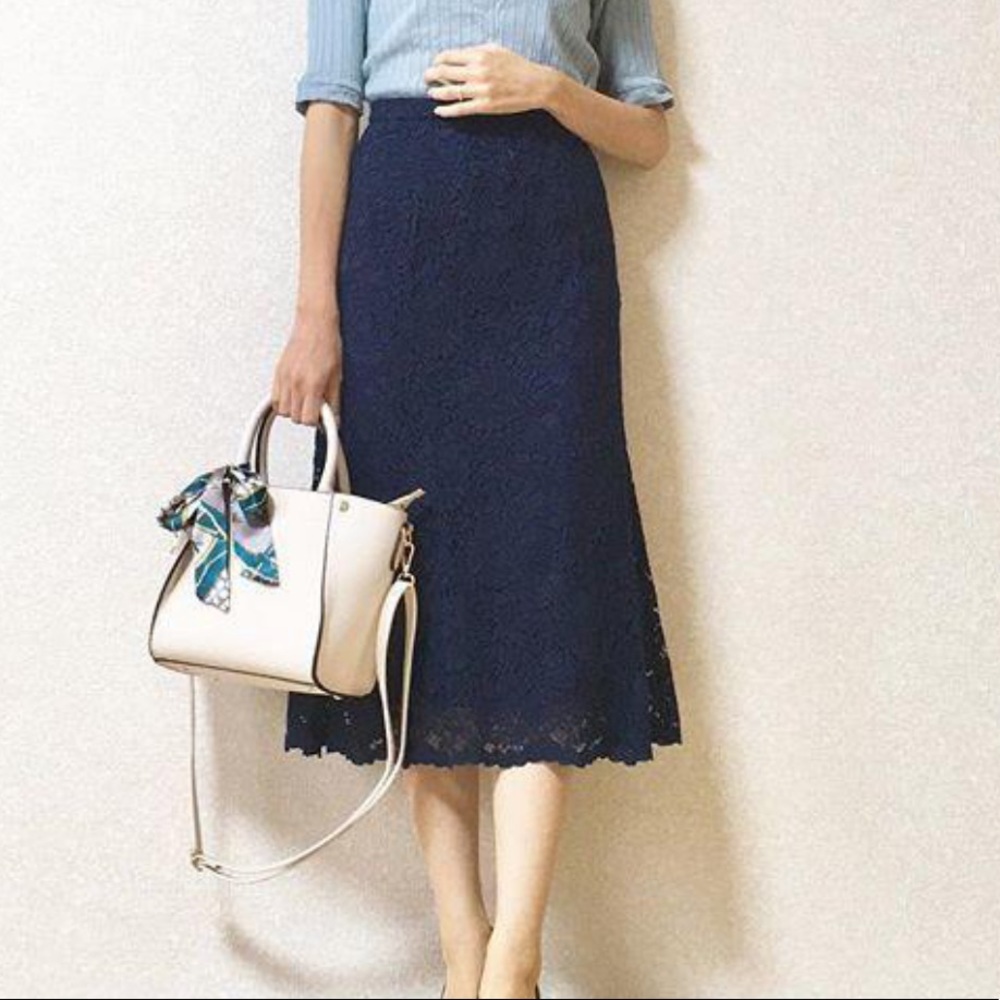 Size Small Midi flair lace skirt
